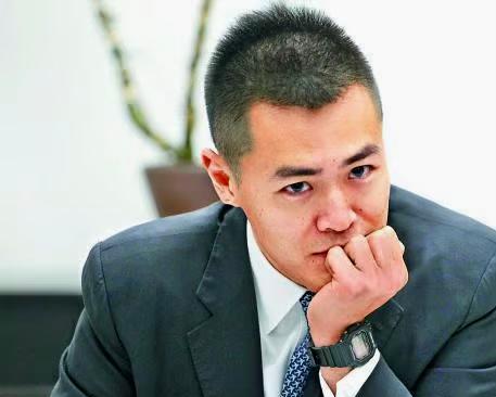 刘鸣炜|开记者会维护甘比,不惜得罪所有前任,刘銮雄儿子刘鸣炜心态复杂