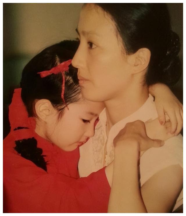 刘亦菲妈妈的水袖舞身姿轻盈似仙女！会3种舞蹈，拍过好莱坞大片