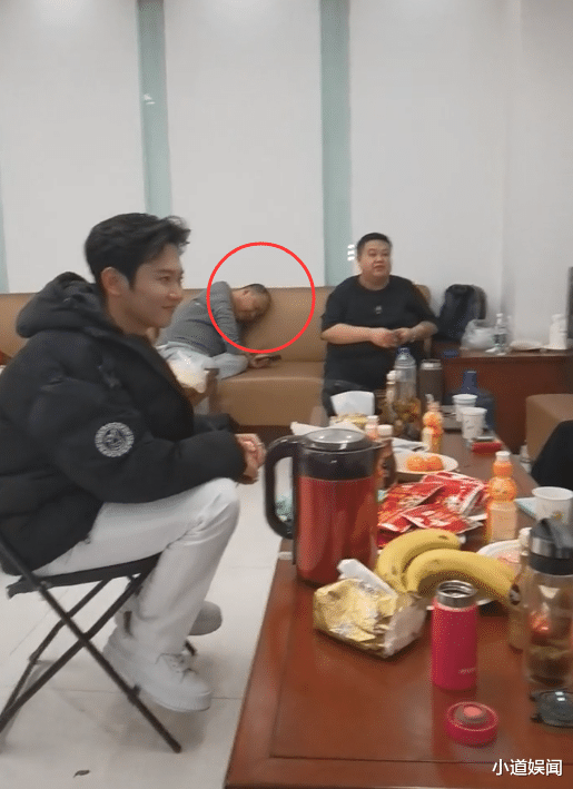 王丽坤|德云后台曝光!石富宽与徒孙闲聊,侯震接地气,孟鹤堂于谦相映成趣