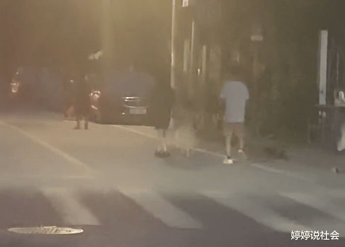浙江一男子玩手机认错人,紧紧跟随陌生母女,老婆记录狂笑不止!
