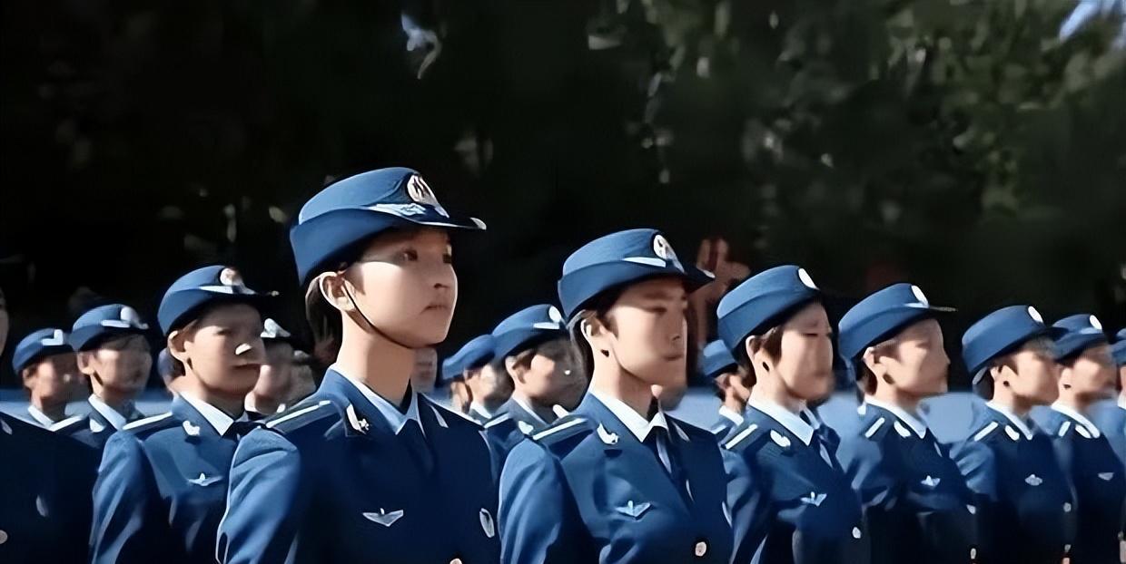 飞行员|飞行员徐枫灿回母校,被学生们包围合影,这才是我们该追的星