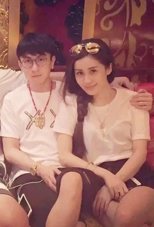 秦奋|“小杨幂”韦雪：一心攀豪门获利九个亿，王思聪却骂她是地摊货