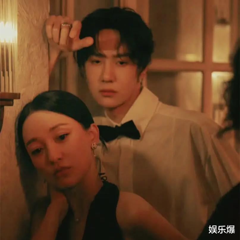 周迅|王一博周迅电影剧照曝光,挑战另类年代造型,脸部状态引关注