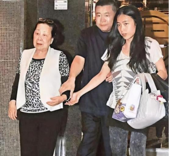 甘比|遭丈夫狠心抛弃,陈小娟独自抚养3个女儿,如今女婿送700亿给她