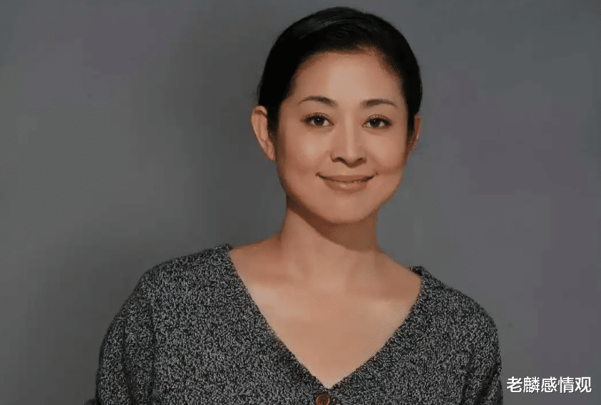 主持人|何炅高情商救场,倪萍4张白纸读出经典,主持人神救场有多厉害?