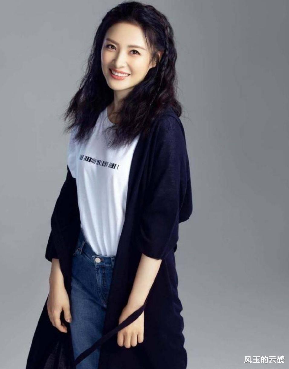 周涛|53岁周涛久违主持春晚!二婚嫁大八岁富商的她离开央视后事业前景大好!