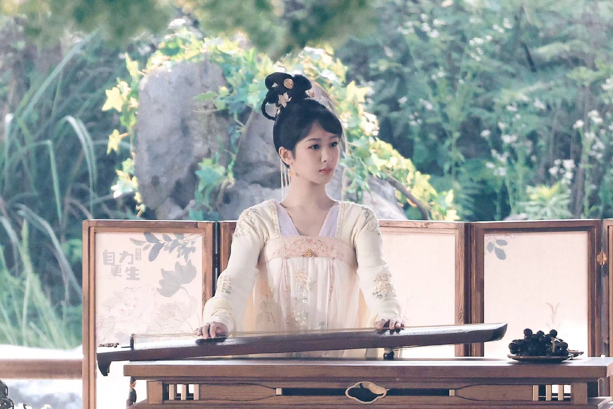 杨紫|杨紫《长相思》弹琴饭拍路透,一袭鹅黄色抹胸襦裙,静坐弹奏古琴