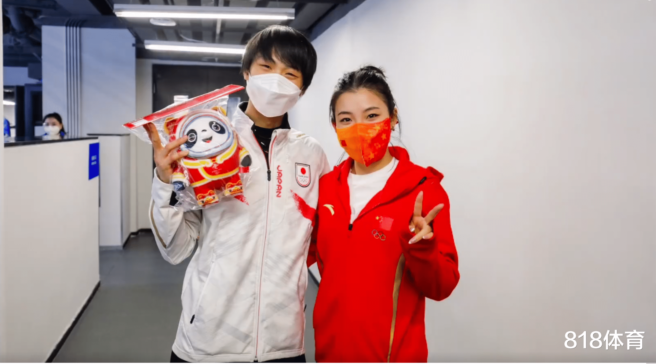 冰墩墩|笑喷! 羽生结弦喜提马达引擎赠送限量版冰墩墩, 柳鑫宇6度公主抱羽生