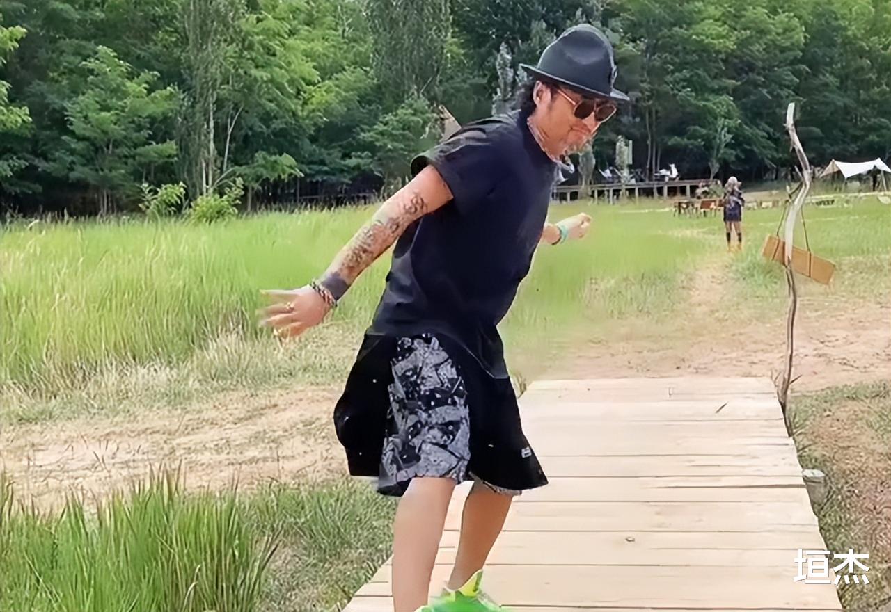 孙兴|8位过气艺人现状：阿宝住破屋独自喝闷酒，孙兴形象破裂想要复出