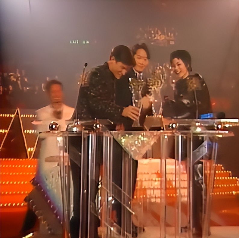 紫薇|天后王菲美丽绝伦，拿奖拿到手软，香港十大中文金曲得奖盘点