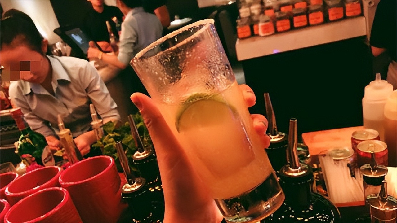 案例：貌美女子醉酒遭人“捡尸”，于家中崩溃报案，三人涉案被抓