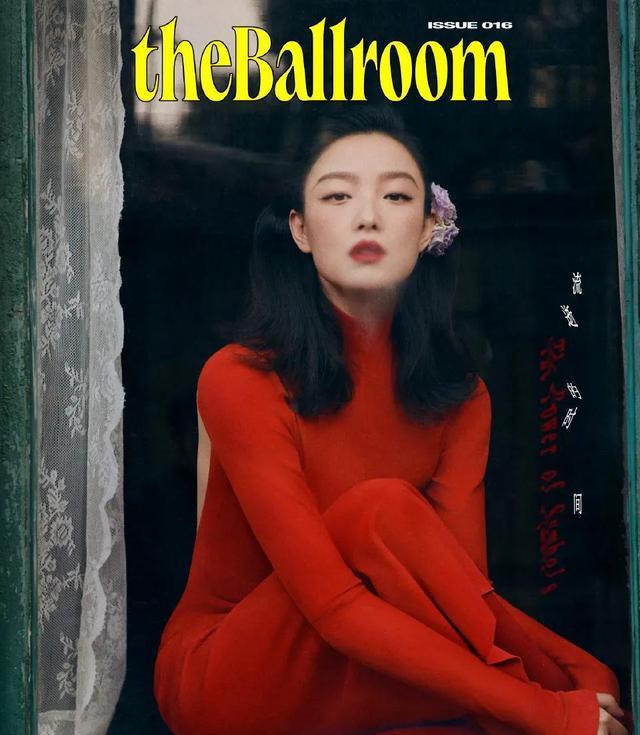 倪妮|倪妮登theBallroom穿红裙大秀美背，复古卷发演绎东方韵味