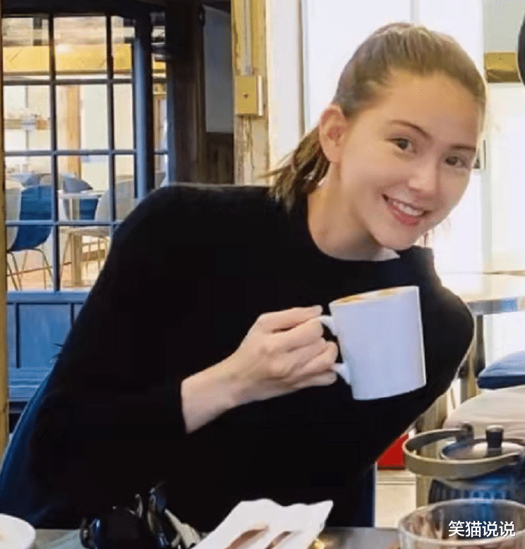 周杰伦|昆凌晒与周杰伦合照,素颜出镜体态纤细好甜美,两人相互依偎很甜蜜!