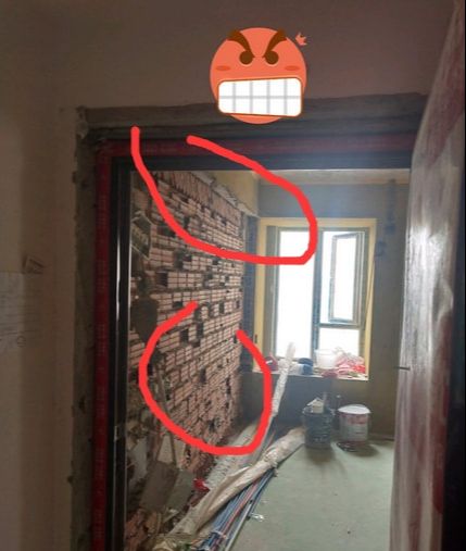 装修遇见邻居挖墙角,找其理论却被怼:“我又没挖你家的!”