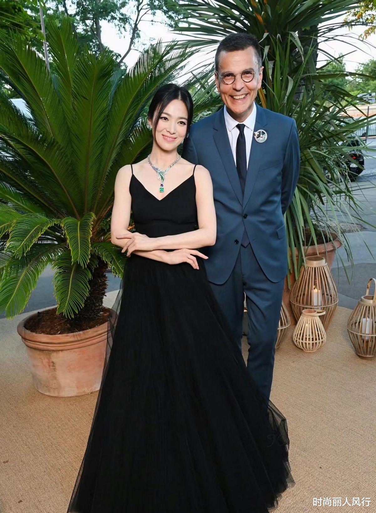 宋慧乔老得太快！高调参加晚宴脸却垮了，穿黑色礼服亮相却不敢认