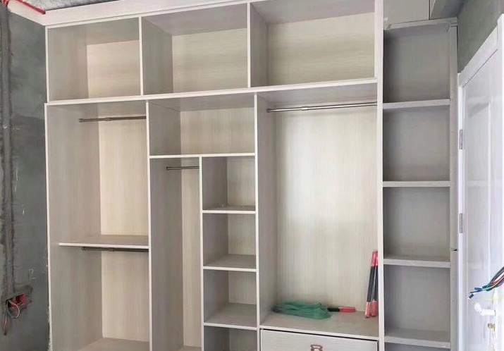 木工师傅现场打的衣柜、阳台柜、榻榻米书桌,花费3万,太值当了