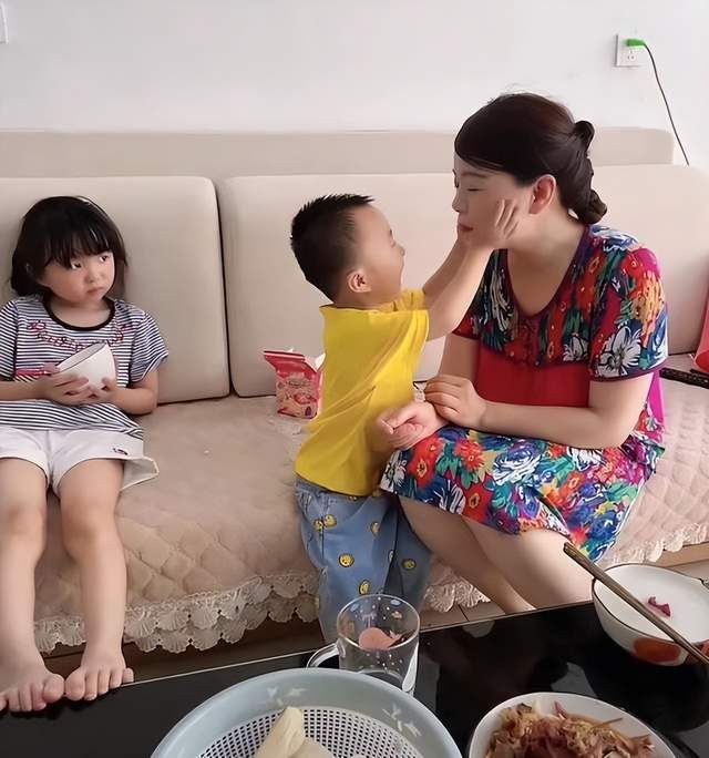 早餐中国4|云昊直播有许妈姚爸露面，姚威再被推上热搜，云昊保护小姨重亲情