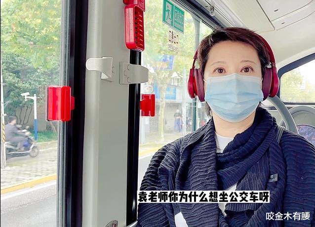 演员袁立挤公交上下班,平价小餐馆吃汤面,与老年人拼桌毫无架子