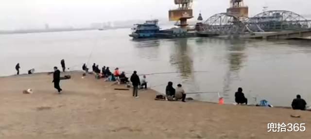 国语|湖北一桥下成天然黑坑,成百上千的钓鱼人蜂拥而至,渔政如此操作