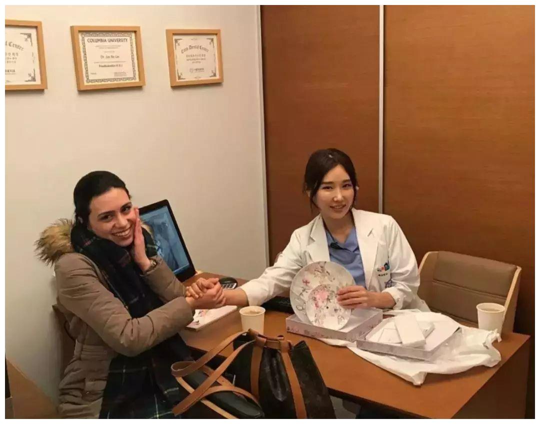 50岁冻龄美女牙医火了,沉迷自拍遭女儿投诉,网友替她喊冤:自拍太少!