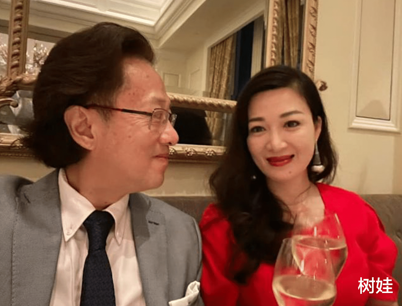 芒果台|陈少霞二婚六周年，与大20岁丈夫外出庆祝，白天吃面晚上吃大餐