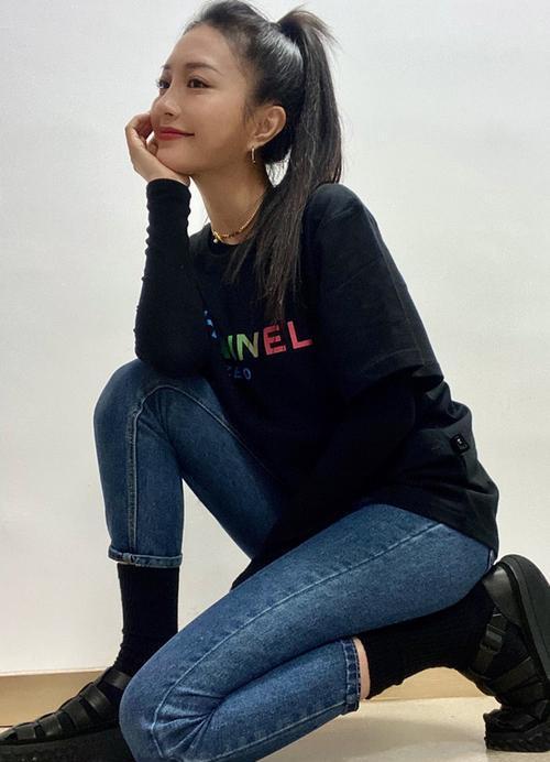 包文婧|34岁女星包文婧晒出近照,开粉色豪车超霸气,甩手蹦跳好似少女