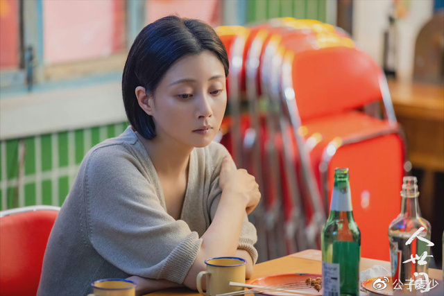 殷桃|42岁殷桃站高铁车门口秀腹肌引发网友热议,5段曲折情史单身多年