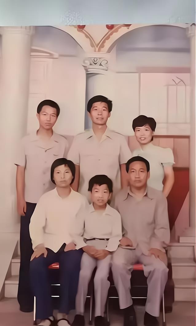 杜新枝|杜新枝晒夫妻旧照，意外暴露三大疑点，大伯究竟是谁？