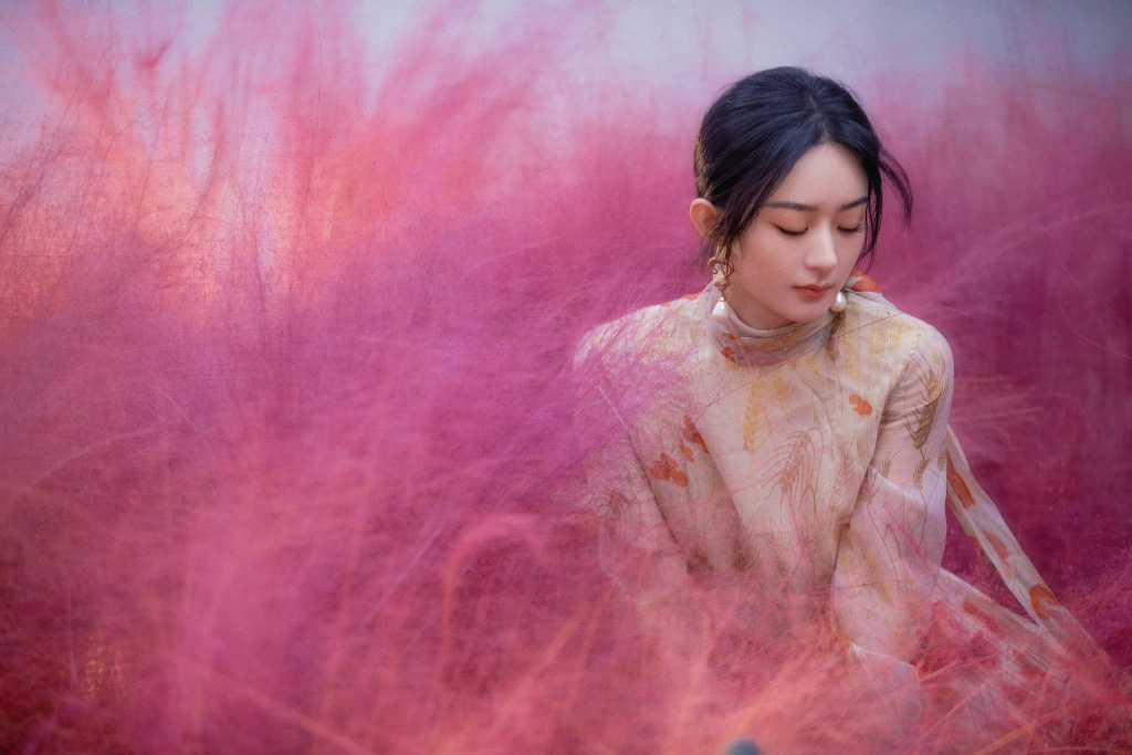 王思聪|赵丽颖最新春日大片释出，秀直角肩展现朦胧美，甩裙摆气场全开