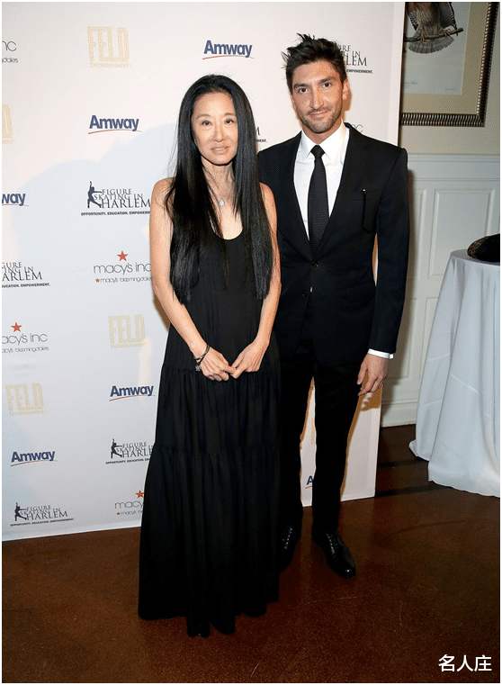 森美|王薇薇：72岁高龄，身穿泳衣身材却像少女，一头秀发更显活力