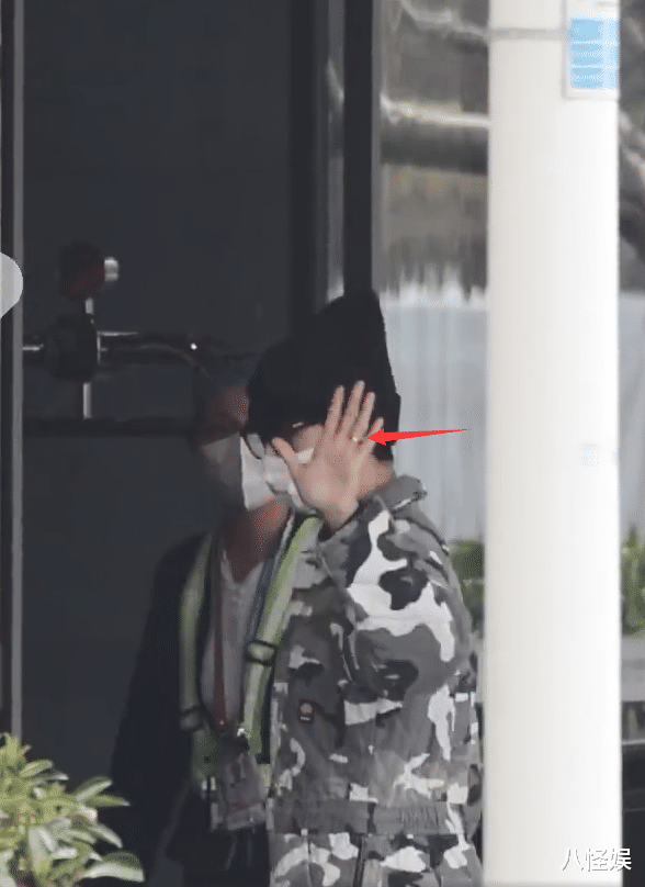 |许魏洲官宣婚讯后首亮相，热情挥手心情好，大秀婚戒彰显人夫身份