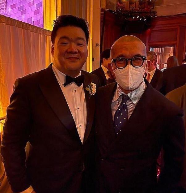 具俊晔|具俊晔国外参加婚礼，西装革履帅出“新高度”，网友：get到了