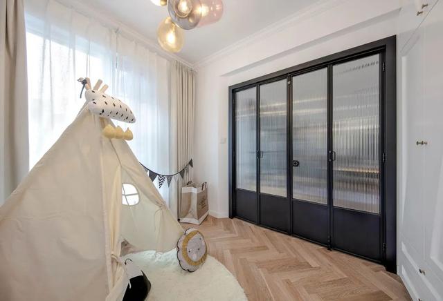 她家装修不奢华，却处处流露着高级感，光一个客厅就把我迷住了！