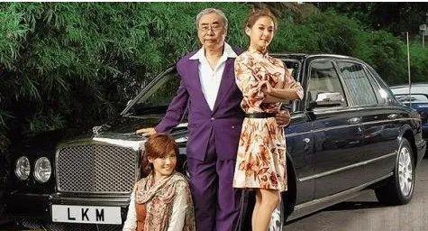 爷孙恋|“爷孙恋”男主去世,小女友无人现身:风流一世,最后成工具人?