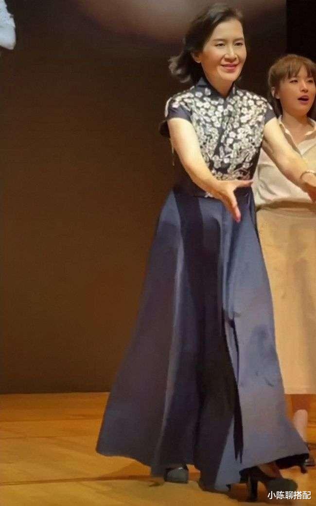 看了64岁肖雄的造型，才发现：穿衣简约、短发微卷，到老都优雅