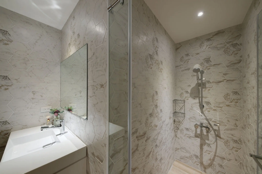 她家装修融入了自行车元素,看似简单,却拥有着很多美好回忆