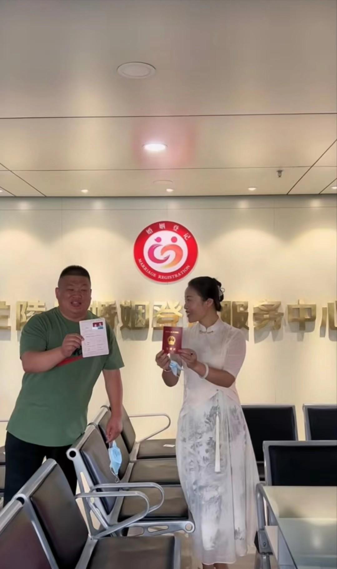 草帽姐|名利双收的“大衣哥”；昙花一现的“草帽姐”。