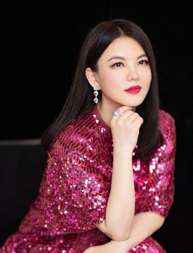 李湘|李湘让何炅在北京买房,刚买完就限购了!直言跟着她能发家致富