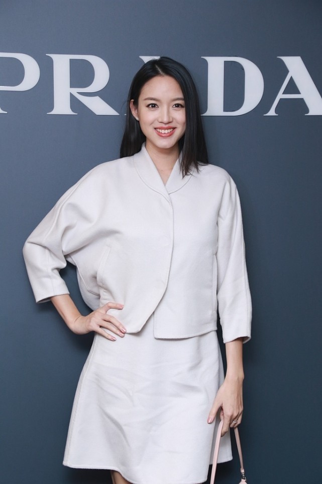 张梓琳|182的张梓琳站在老公身边还挺小女人的，穿黑裙配大衣，造型很得体