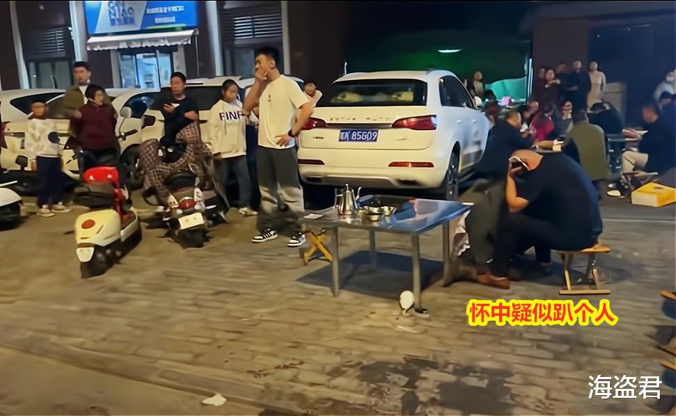 女子疑撞见丈夫和女闺蜜夜宵,气得上前挥拳,网友:他怀中趴个人