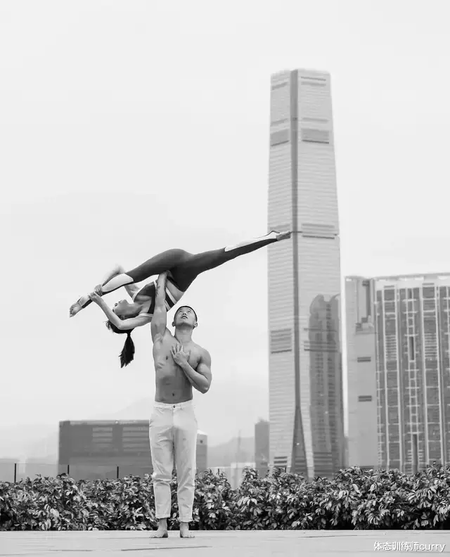 教练|44岁富婆与教练“玩托举”,这画面是不付费就能看的?