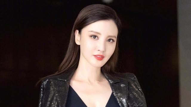 四十岁女星张萌晒减肥食谱，一周瘦五斤，身材苗条似少女