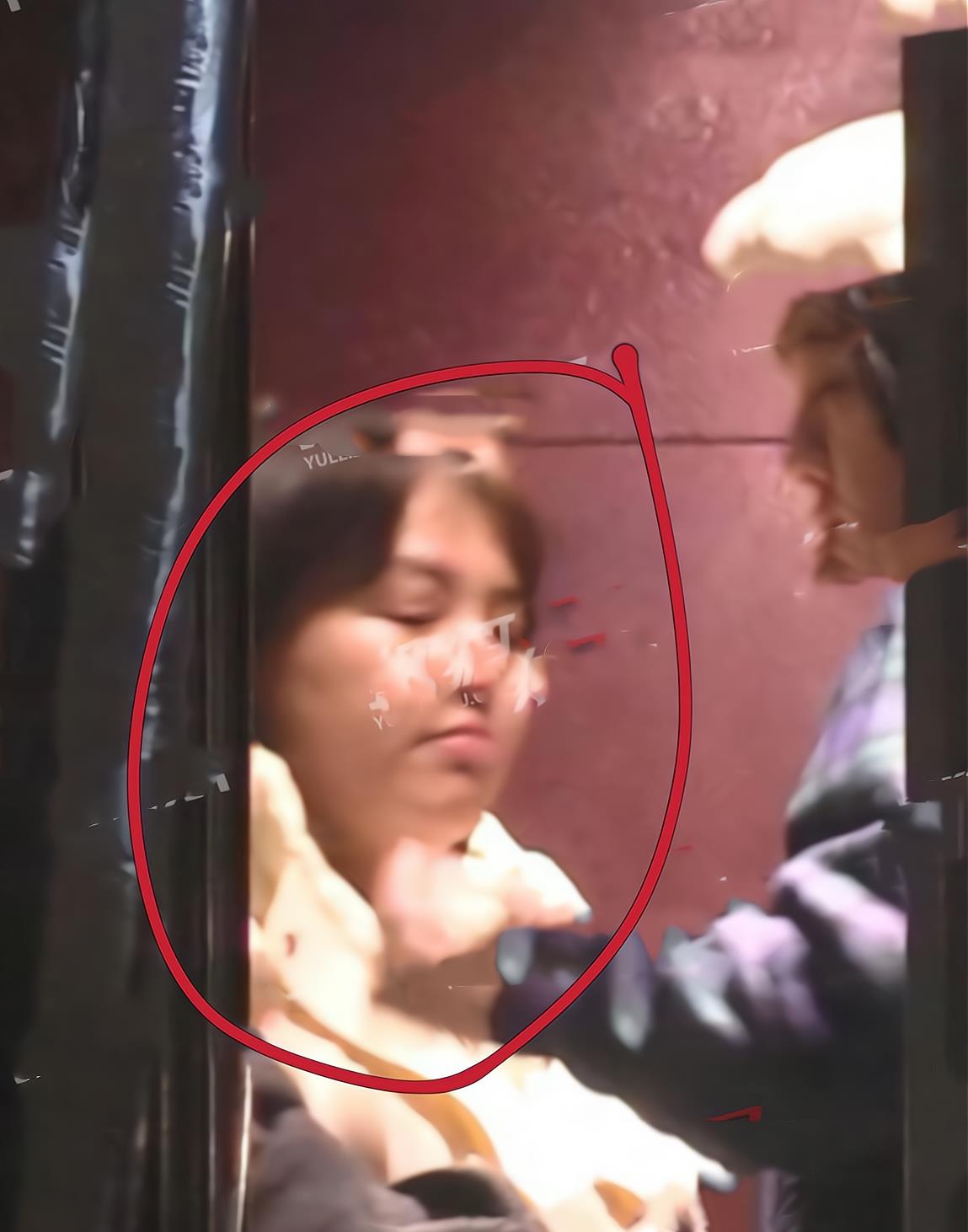 马思纯|秀恩爱!马思纯深夜和男友亲吻被拍,整个人胖到认不出