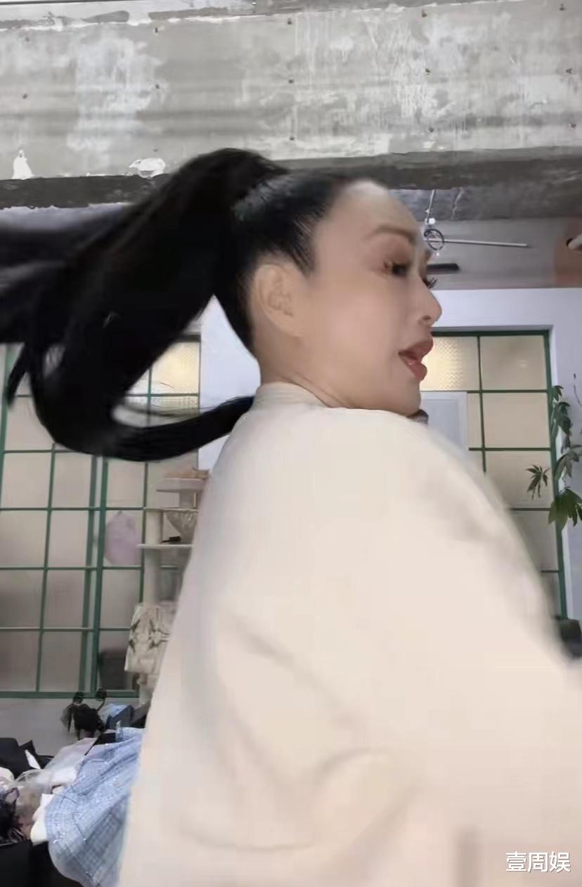 钟丽缇|51岁钟丽缇浓妆艳抹跳舞，梳高马尾扮嫩，网友：我欣赏不来！