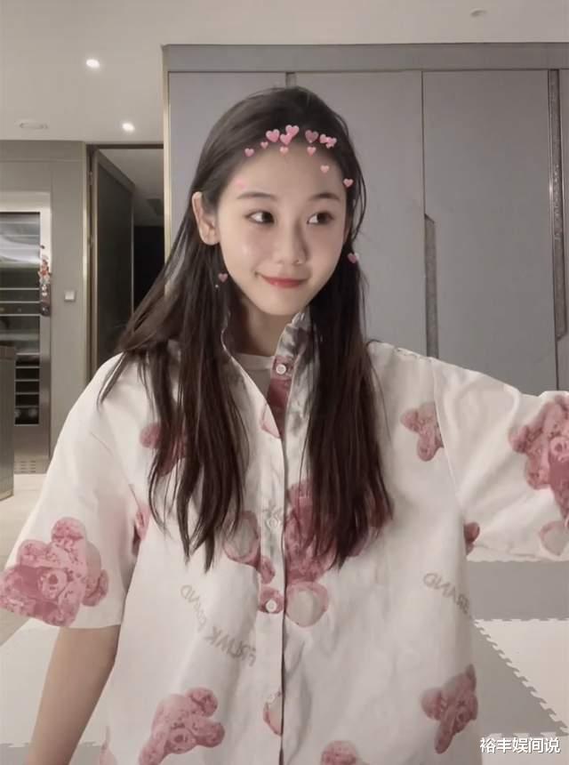 郑恺|郑恺小姨子越来越可爱！穿睡衣跳比心舞，表情丰富颜值不输姐姐