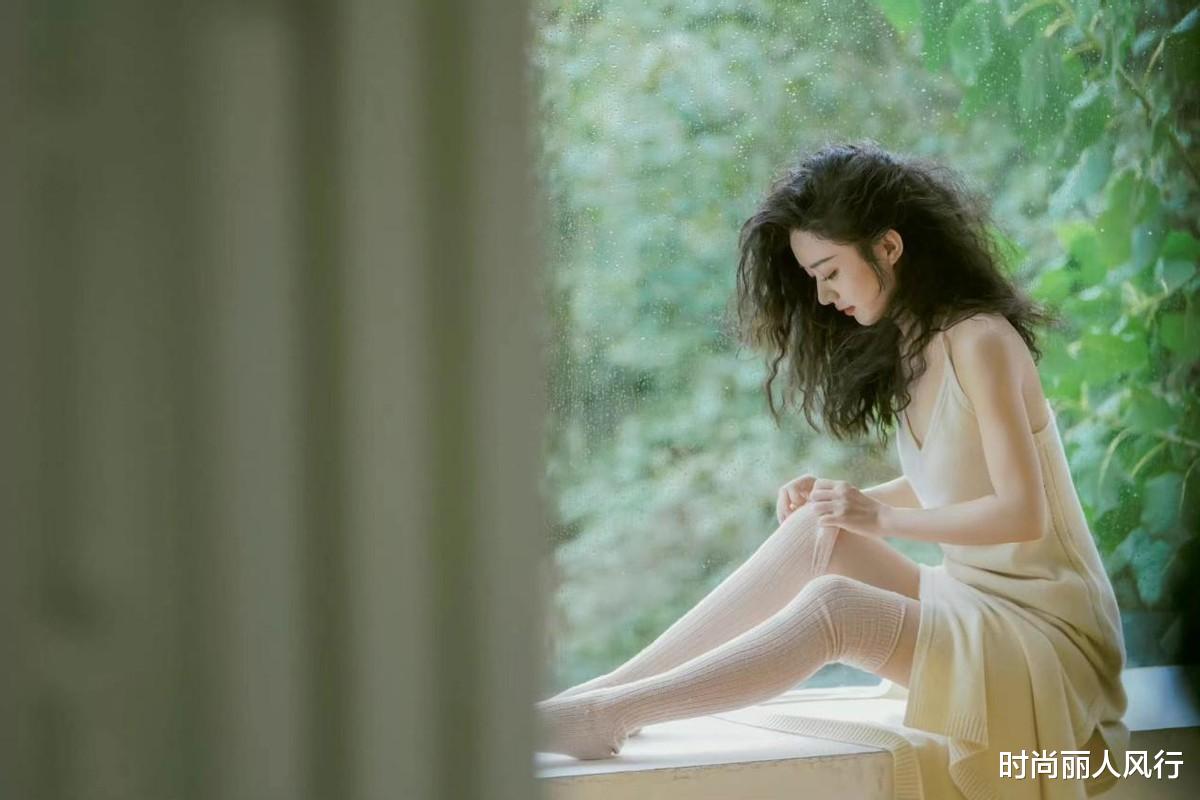 赵丽颖|赵丽颖新大片封神!烫羊毛卷穿开叉裙释放女人味,趴窗台翘臀吸睛