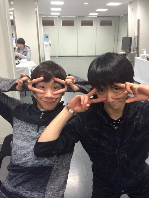 羽生结弦|时隔93天羽生结弦出现了!还是这个标志性的手势!怎么又变年轻了