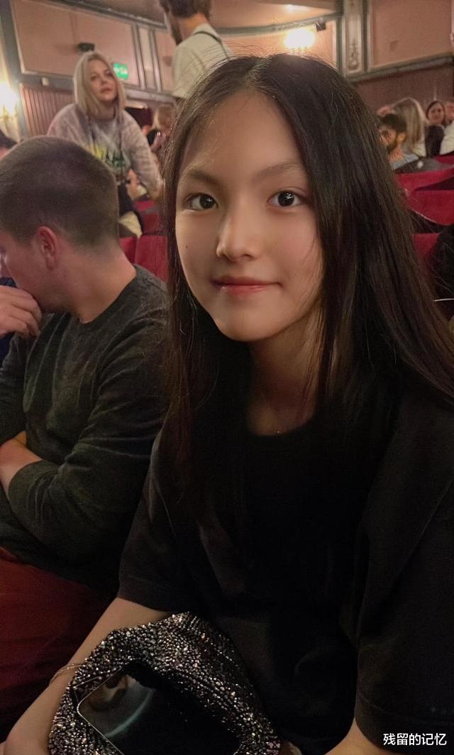 王诗龄|李湘公开女儿开学美照，王诗龄就读英国名校曝光，一年学费28万