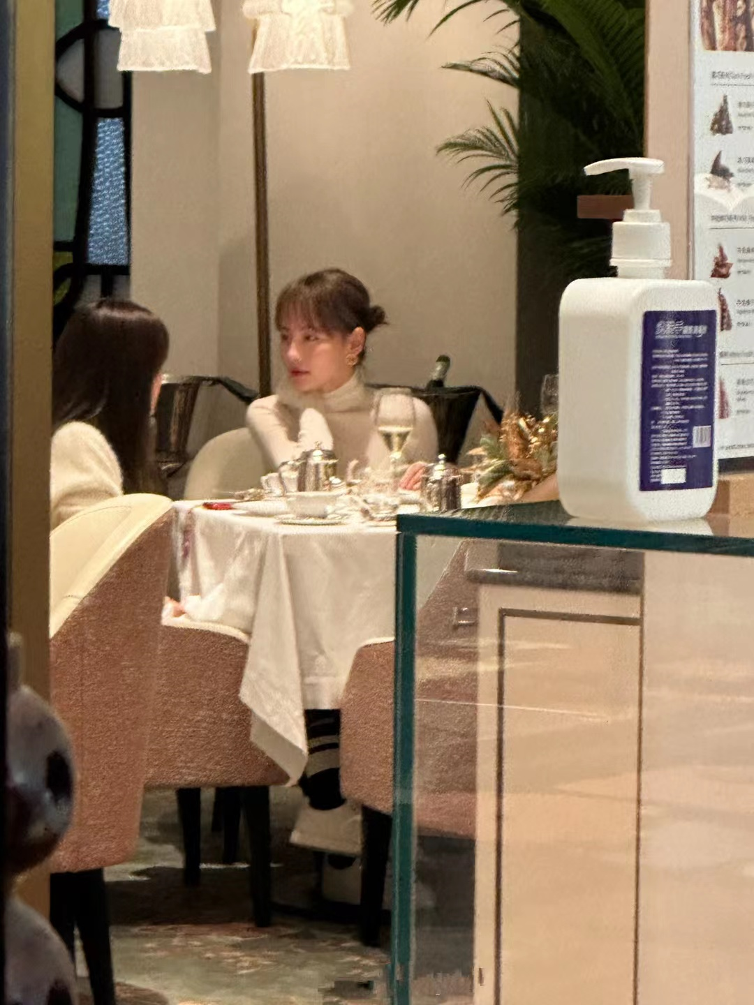 张嘉倪|张嘉倪回应，出轨后首现身，与好友聚会，气质端庄