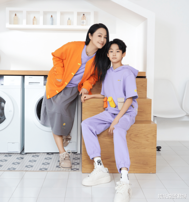 曹颖|曹颖纪念日晒全家福,11岁儿子成焦点,真不愧是童星里的颜值top